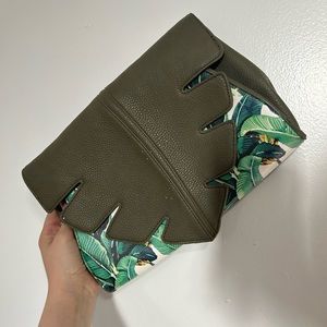 Green clutch palms